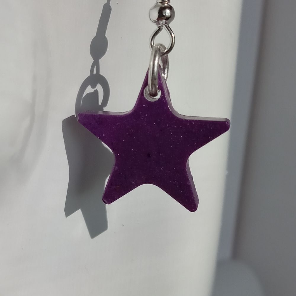 5/$25 Star and heart purple resin earrings - Picture 1 of 2